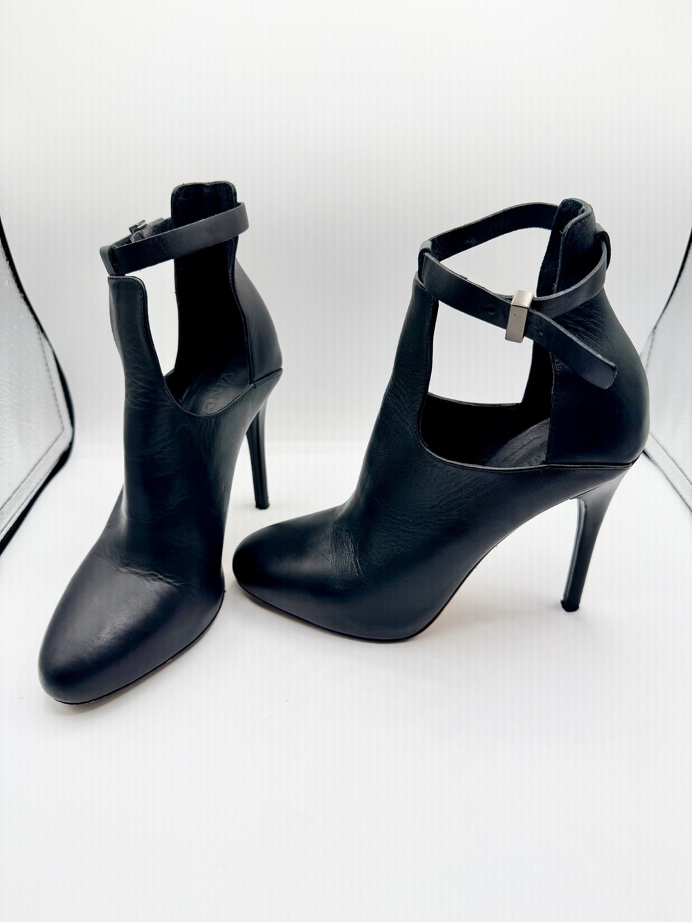 Vince SONIA Cutout Ankle Strap Black Leather Stiletto Almond Toe Boots Sz 8.5 M